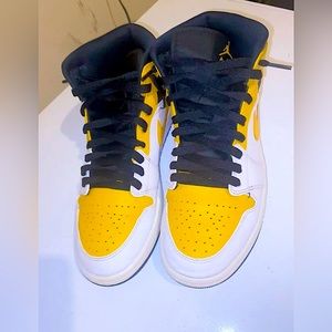 Jordan 1 mid university gold
